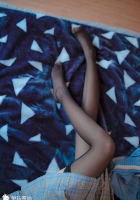 高冷女教师的玉腿被掰开